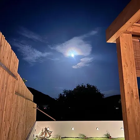 Apademia Luxury Residences سكيروس